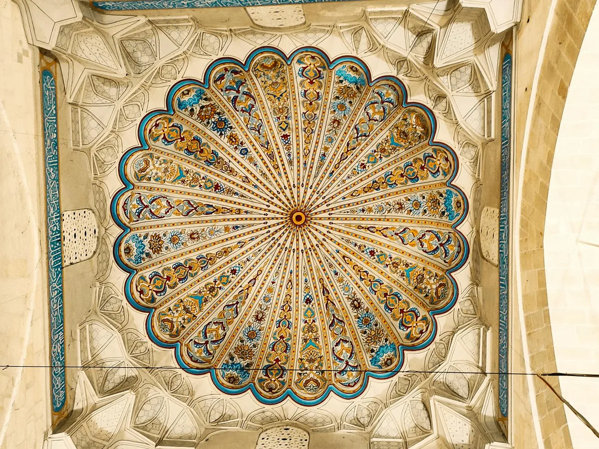 Wunderschön verzierte islamische Kuppeldecke mit kunstvollen geometrischen und floralen Mustern