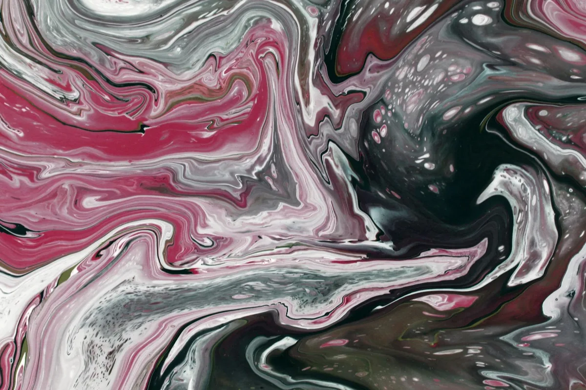 Disegno astratto con motivi marmorei rosa, grigi e neri