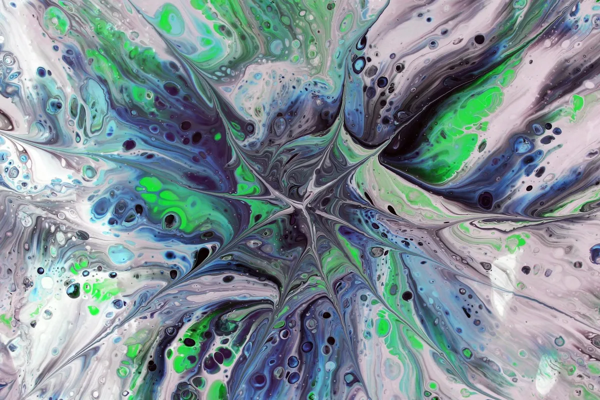 Pittura astratta con motivi verdi e viola su tela fluida