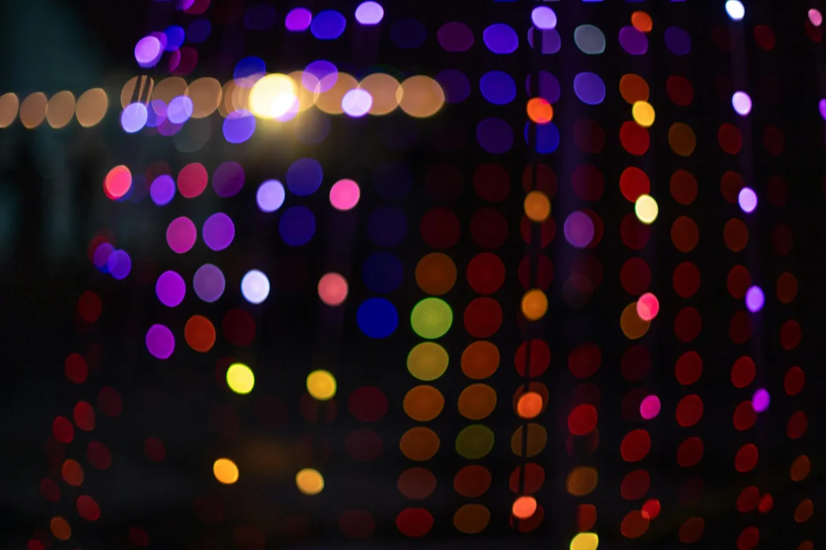 Luci bokeh colorate per un'atmosfera festosa