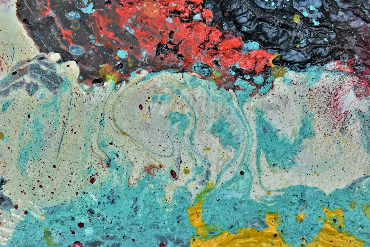 Abstrakte Acrylmalerei mit wirbelnden Farbtexturen