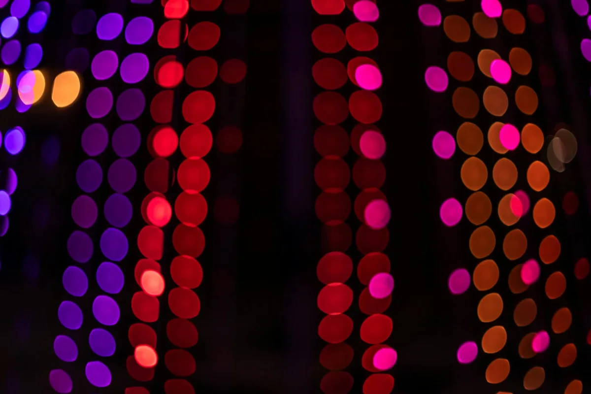 Funkelnde mehrfarbige Bokeh-Lichter erzeugen eine festliche und feierliche Atmosphäre