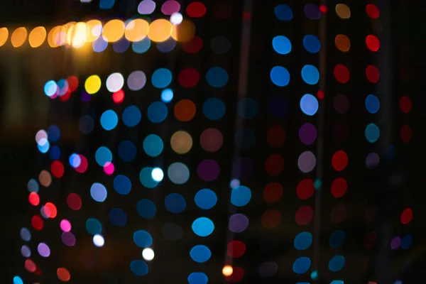 Luci bokeh colorate che creano un'atmosfera festosa e vibrante