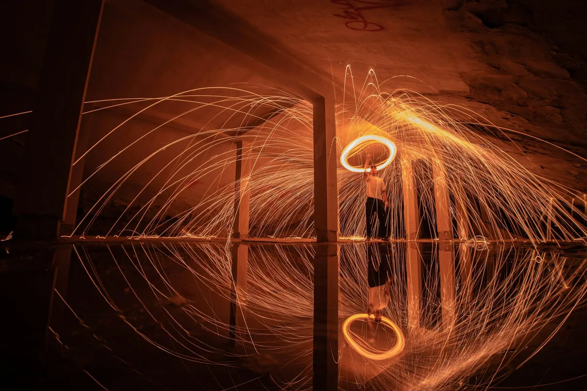 Fotografia con lana d'acciaio che crea riflessi infuocati al chiuso