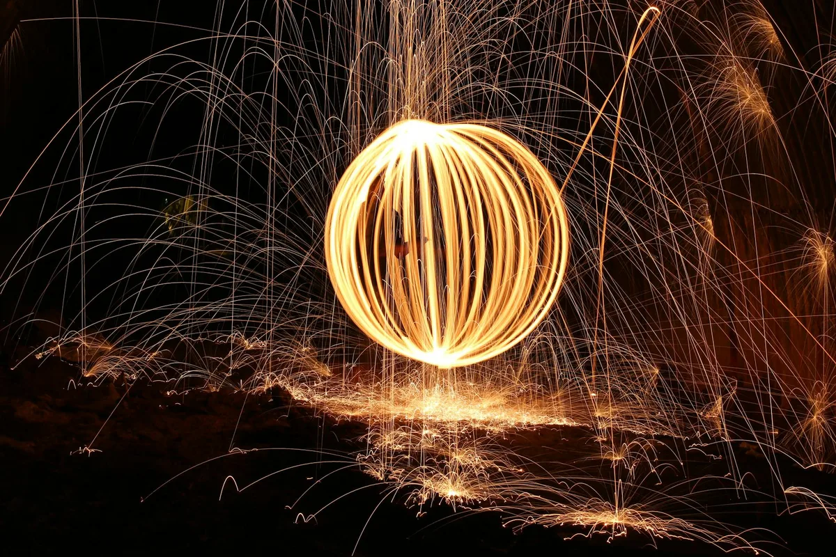 스틸 울 사진으로 어두운 밤 배경에 빛의 궤적을 만드는 매혹적 디스플레이