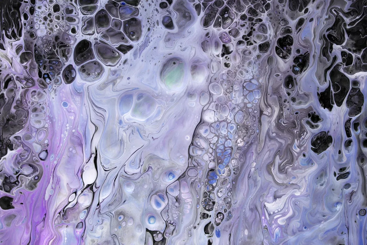 Fluid art astratto vibrante con motivi viola e nero vorticosi