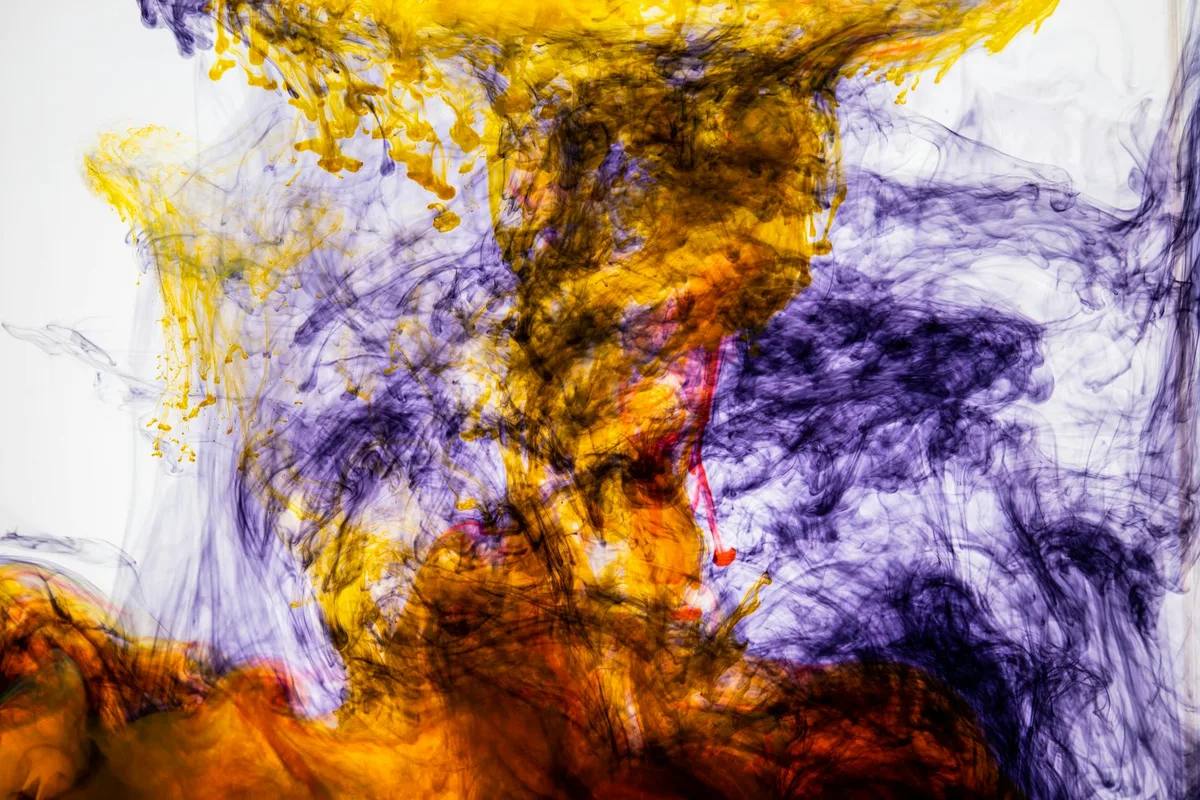 물속에서 소용돌이치는 다채로운 잉크의 생생한 추상 이미지, 역동적인 패턴과 질감