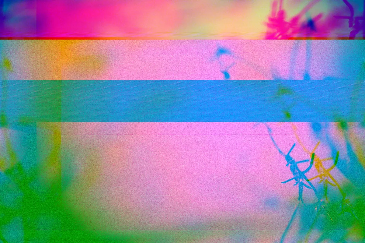 Immagine astratta vivida con colori vibranti ed effetti glitch per uso creativo nel design.