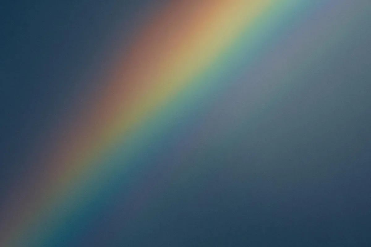 Arcobaleno vivido su cielo cupo, fenomeno naturale suggestivo