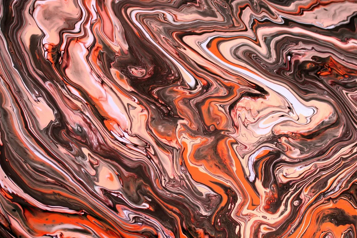 Arte fluida astratta con vortici arancio e marroni