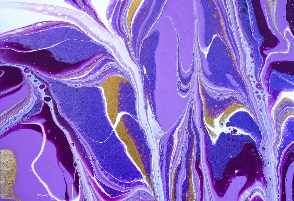 Arte fluida astratta con colori viola e oro e texture marmorizzata