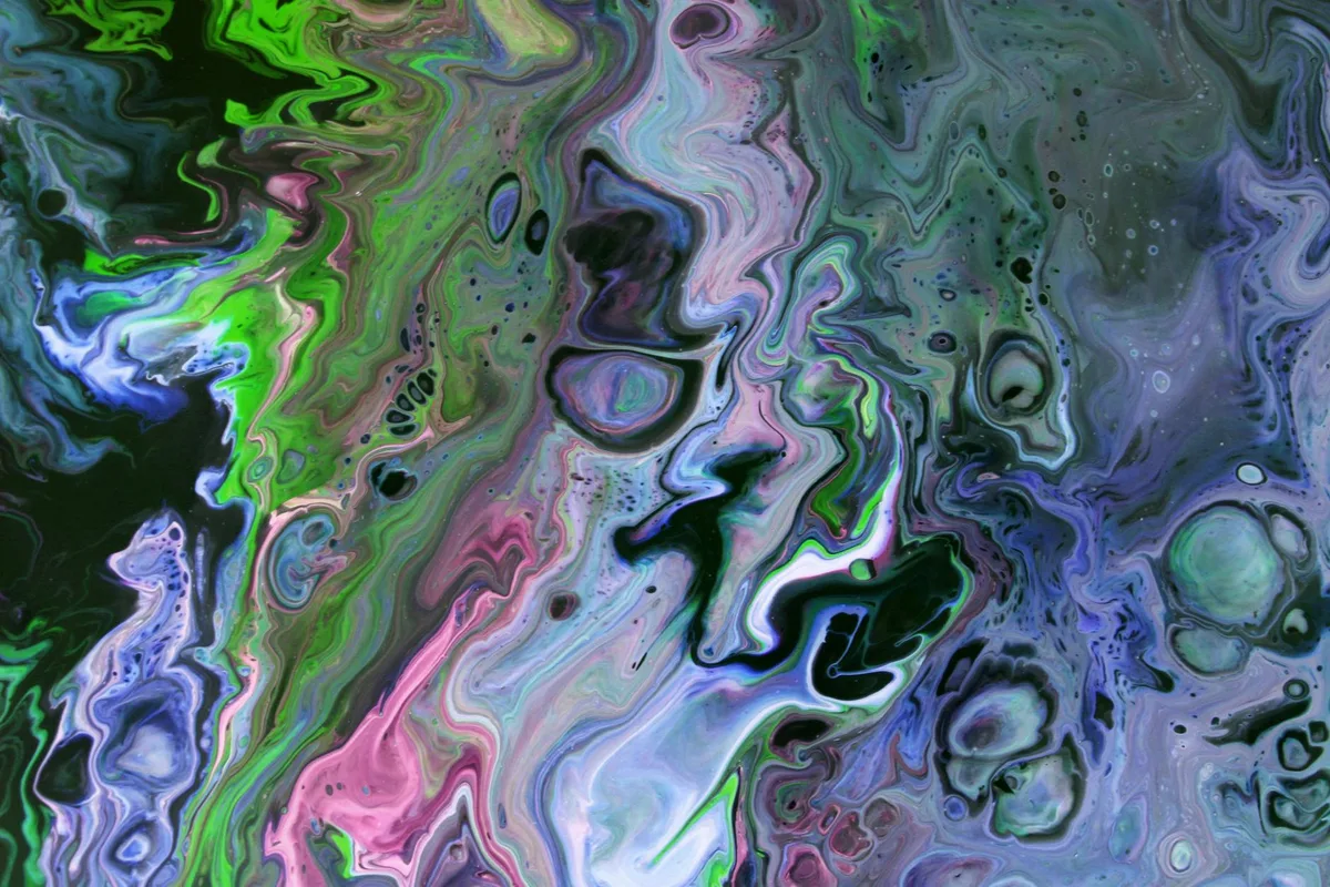 Abstrakte Fluid Art mit lebendigen Marmormustern in Blau-, Grün- und Rosatönen