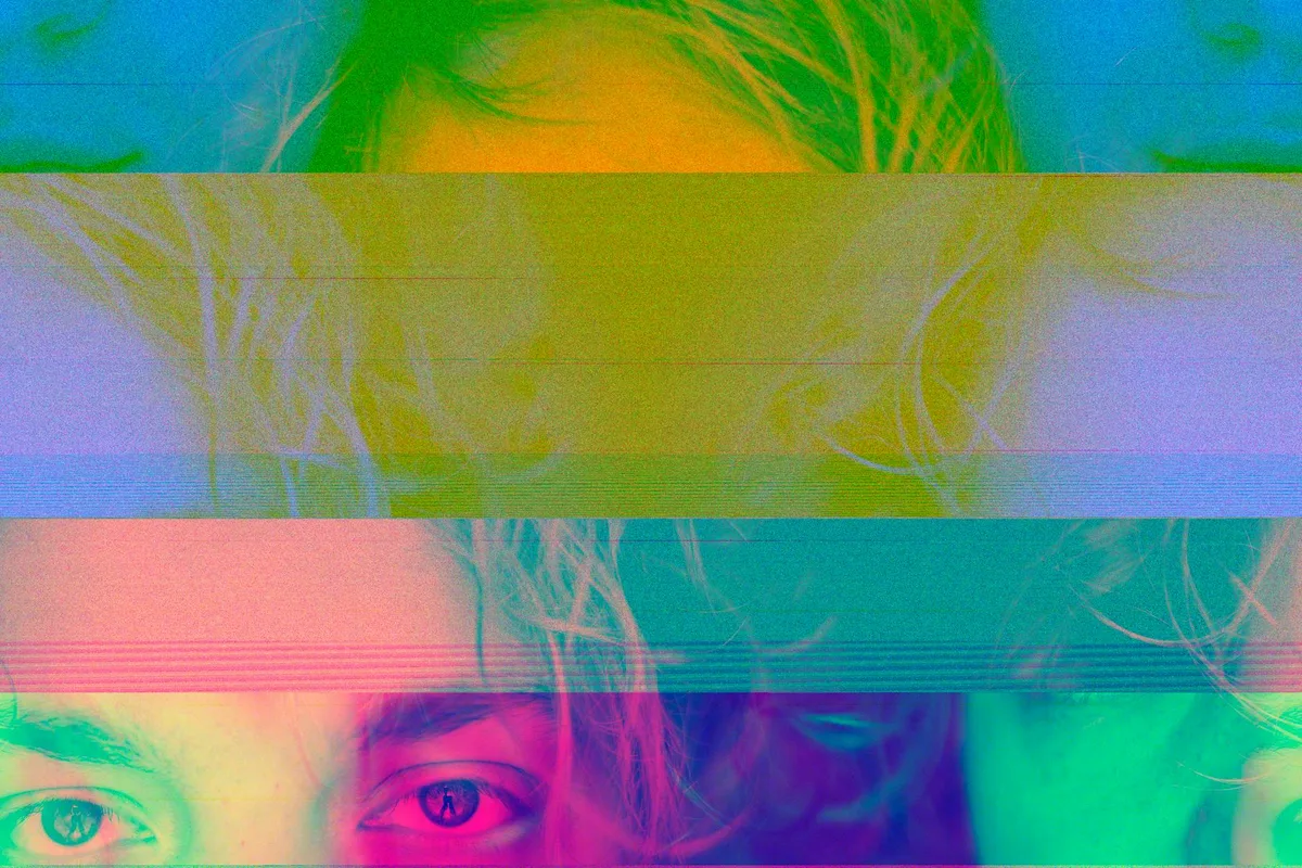 Ritratto glitch art astratto dai colori vividi e volto femminile