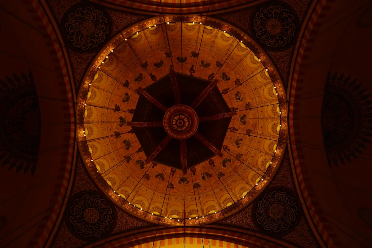 Vista aerea di una cupola di moschea ornata con disegni intricati e illuminazione calda