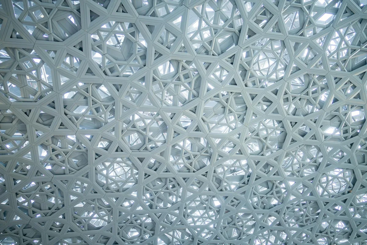 별 패턴이 있는 복잡한 기하학 천장 구조의 아트 뷰