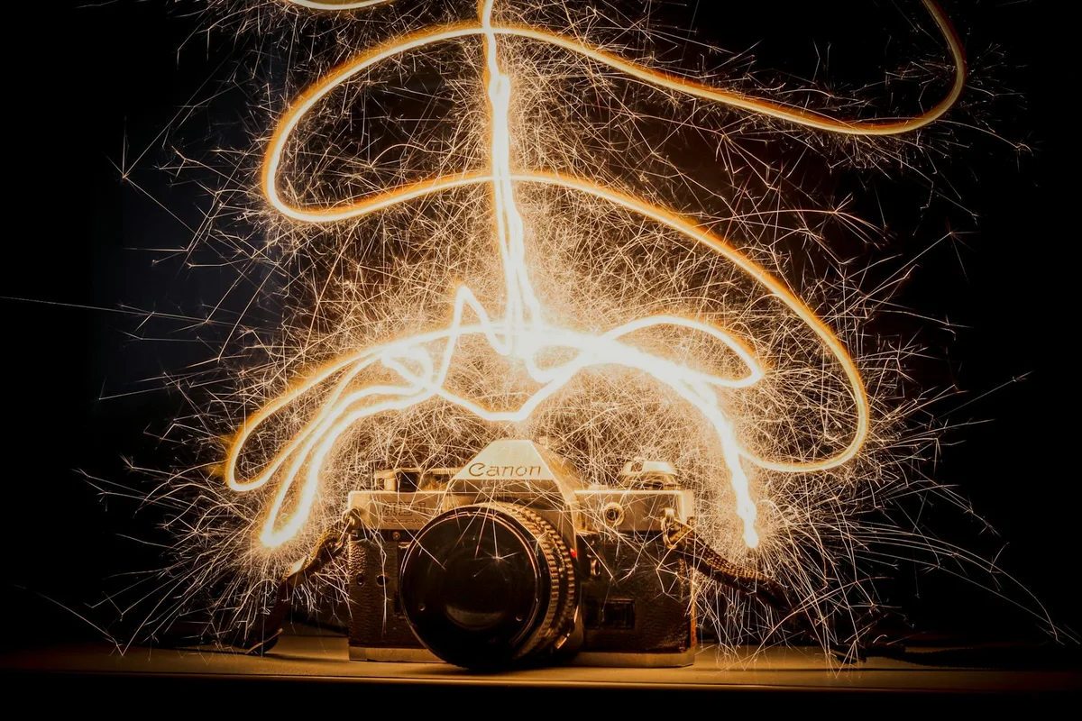 Antike Kamera mit dynamischen Wunderkerzen-Lichtspuren in einer fesselnden Langzeitbelichtung