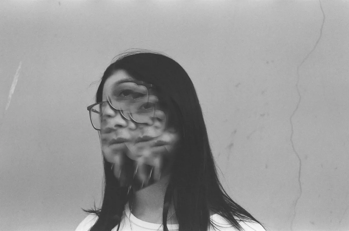 안경 쓴 여성의 아티스틱 흑백 초상화, 초현실적이고 왜곡된 스타일.