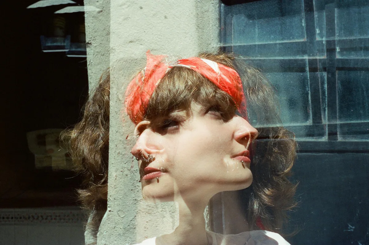 Doppia esposizione artistica del ritratto di una donna con bandana rossa