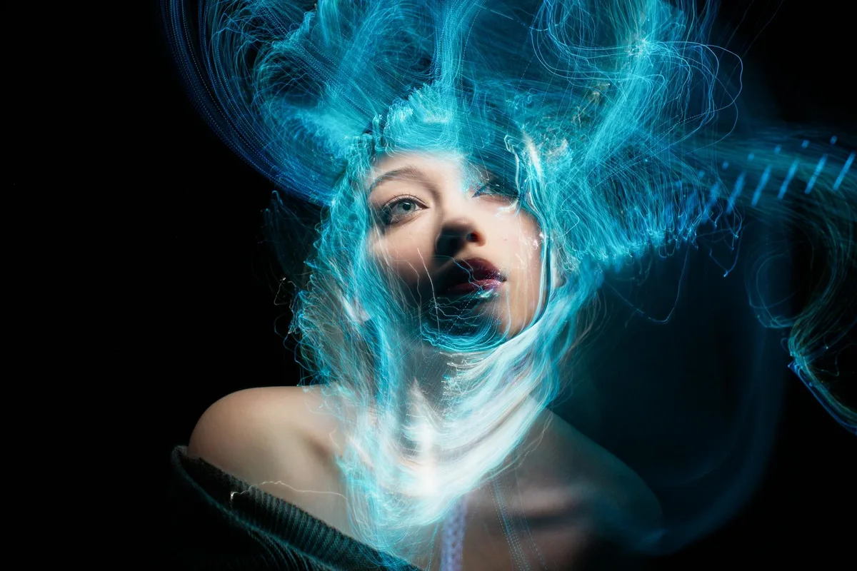 Künstlerisches Porträt mit wirbelnden Neonlichtern und surrealem Effekt