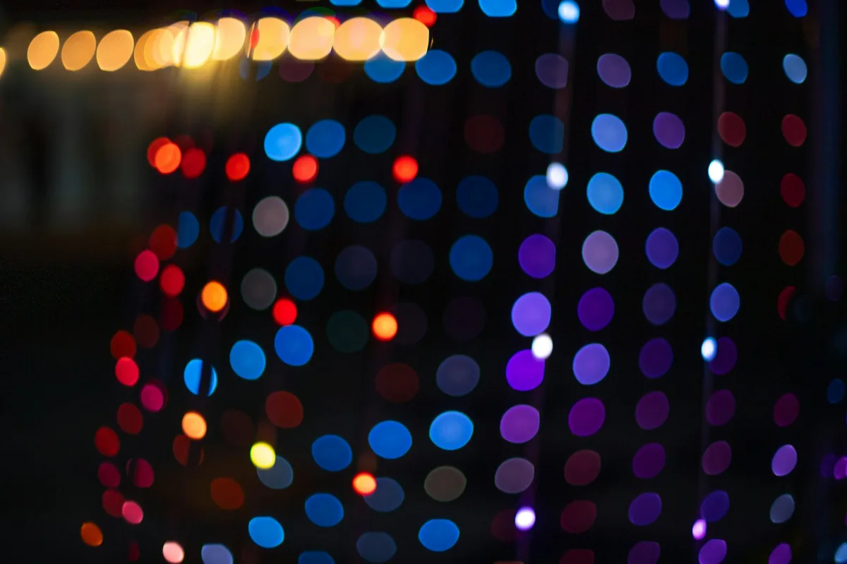 Luci bokeh multicolori sfocate su sfondo astratto festivo