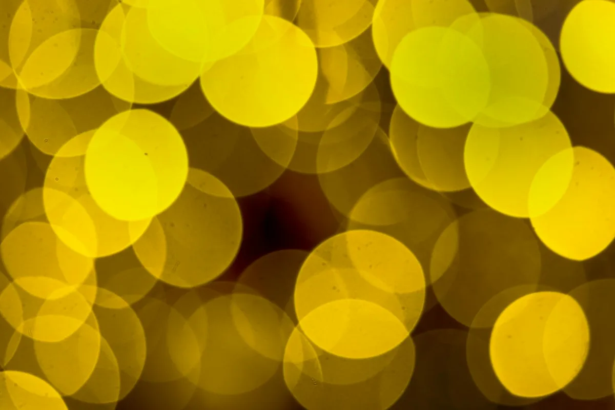 Bokeh astratto con cerchi gialli vivaci per sfondo festivo