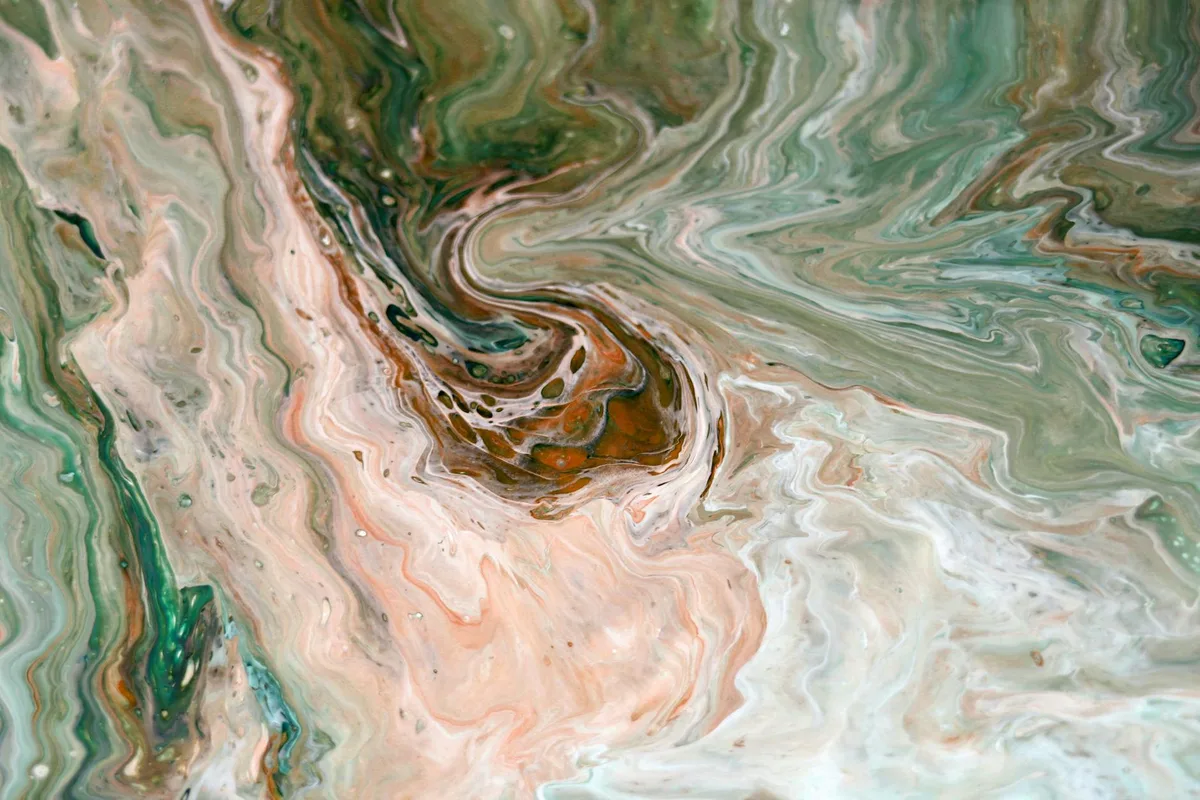 Wirbelnde Grün-Pfirsich-Fließkunst mit Marmormuster