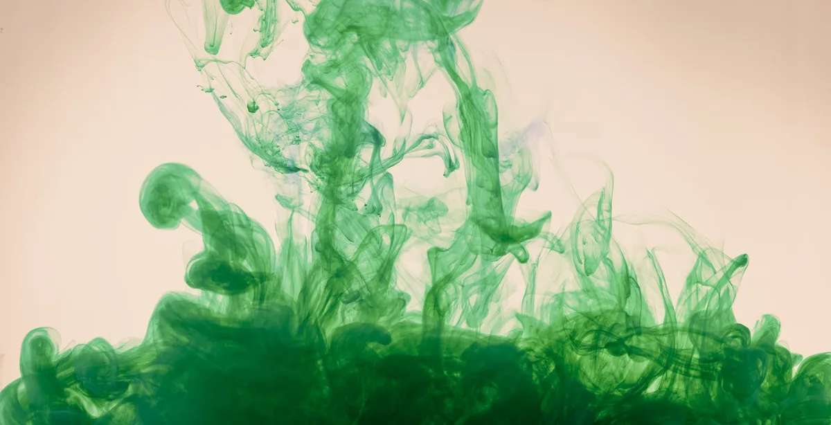 Imagem abstrata de tinta verde movimento elegante na água.