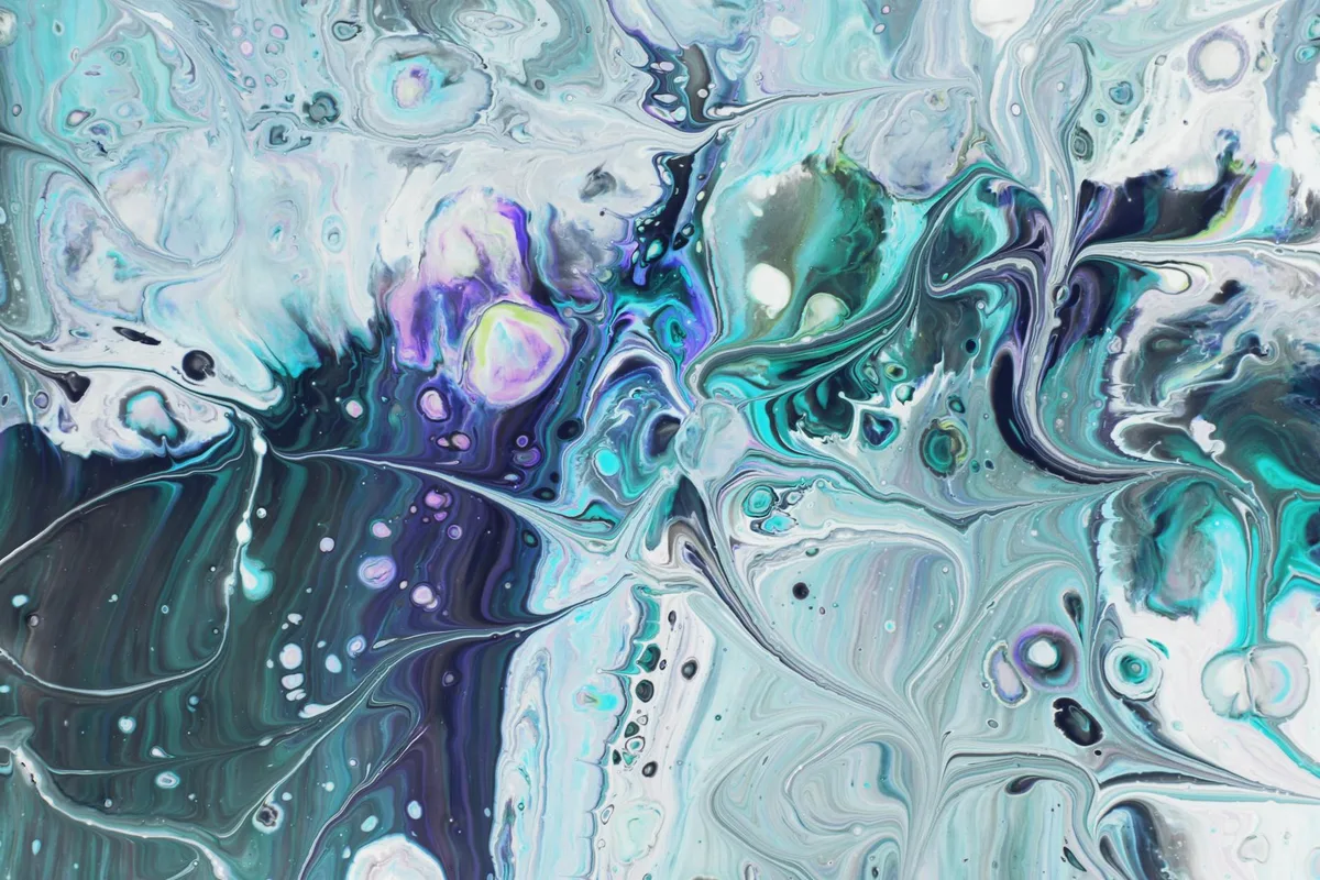 Farbenfroher abstrakter Acryl-Pour mit wirbelnden Mustern und gemischten Farbtönen