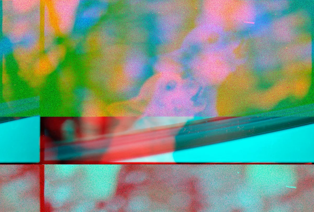 Arte astratta colorata con sovrapposizioni retrò e pattern glitch