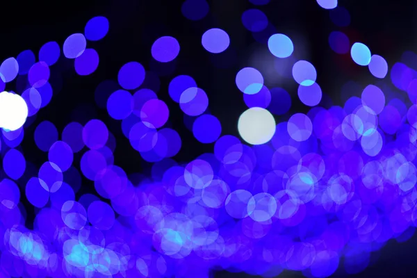 Luci bokeh astratte colorate in toni blu, atmosfera festosa e vibrante