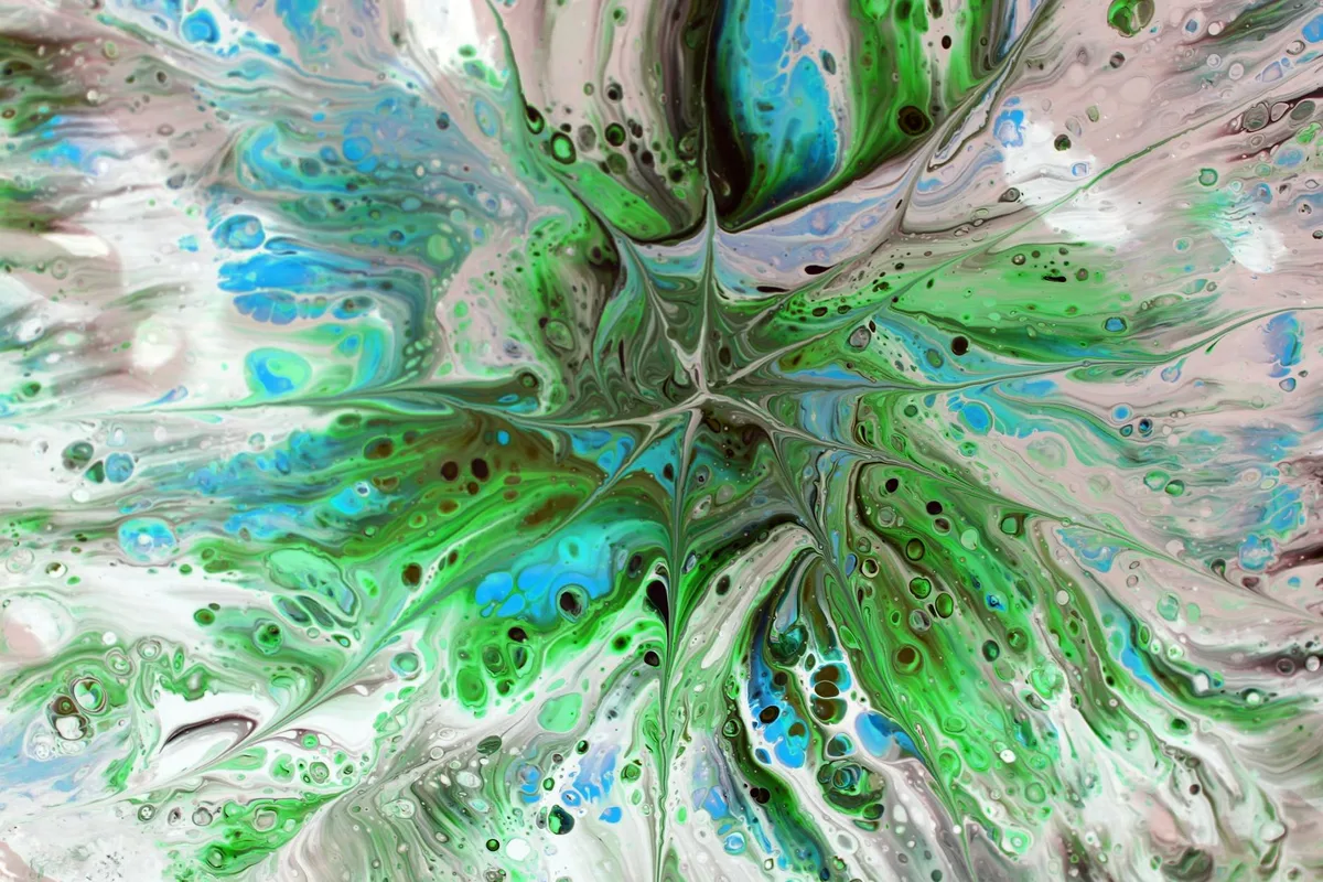 Bunte abstrakte Fluid-Art mit wirbelnden Grün- und Blautönen, wie ein faszinierendes Marmormuster.