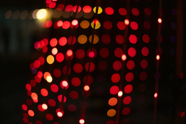 Effetto bokeh colorato con luci rosse e gialle crea motivo festivo e vibrante.