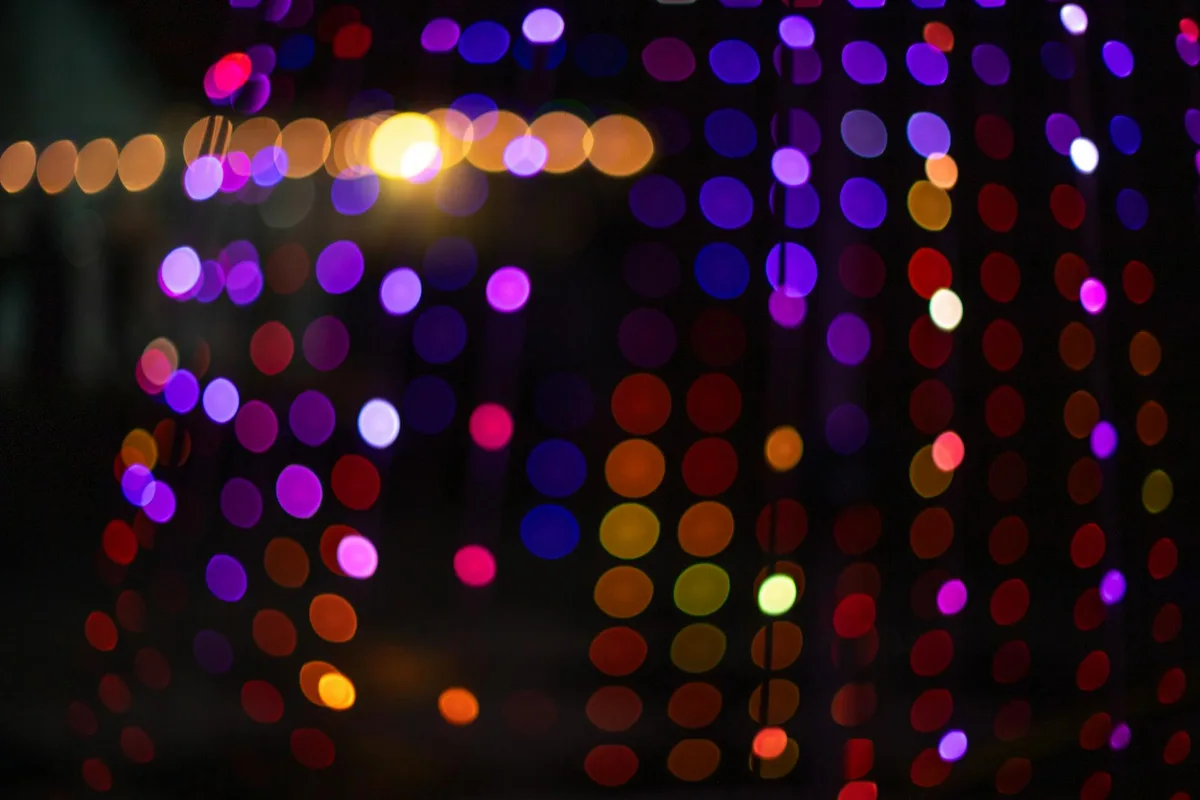 Buntes Bokeh von Festlichtern, warme und feierliche Nachtatmosphäre