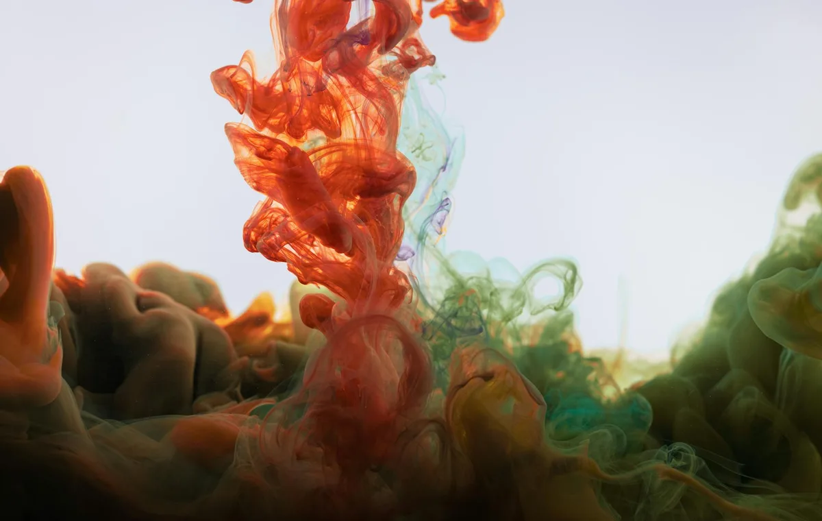 Inchiostro colorato che crea motivi ipnotici nell'acqua con astrazione fluida