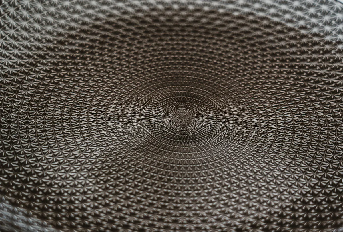 착시 효과를 만드는 메탈릭 기하학 패턴의 디테일 클로즈업