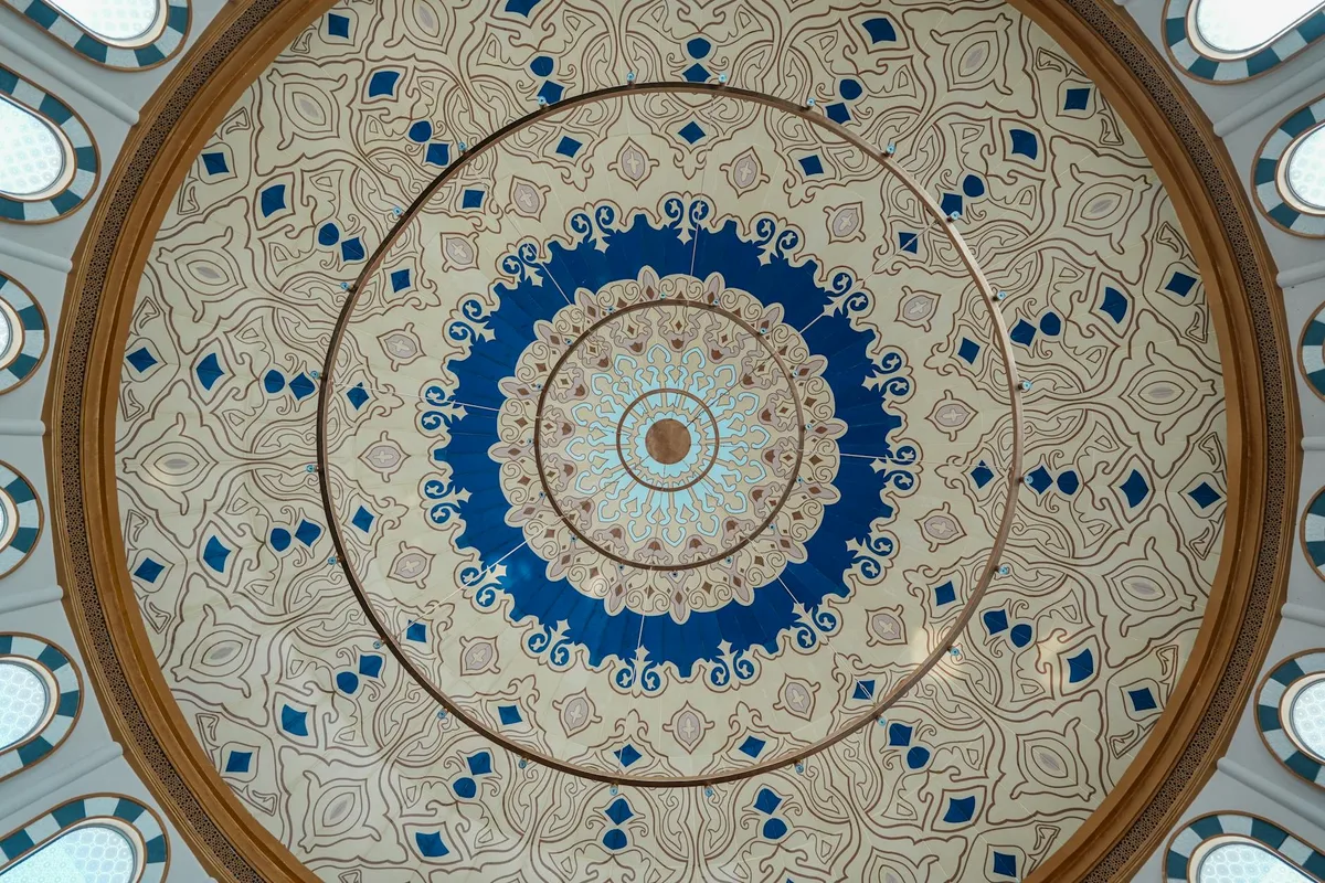 Vue détaillée d'un plafond de mosquée orné à Jakarta avec motifs géométriques islamiques