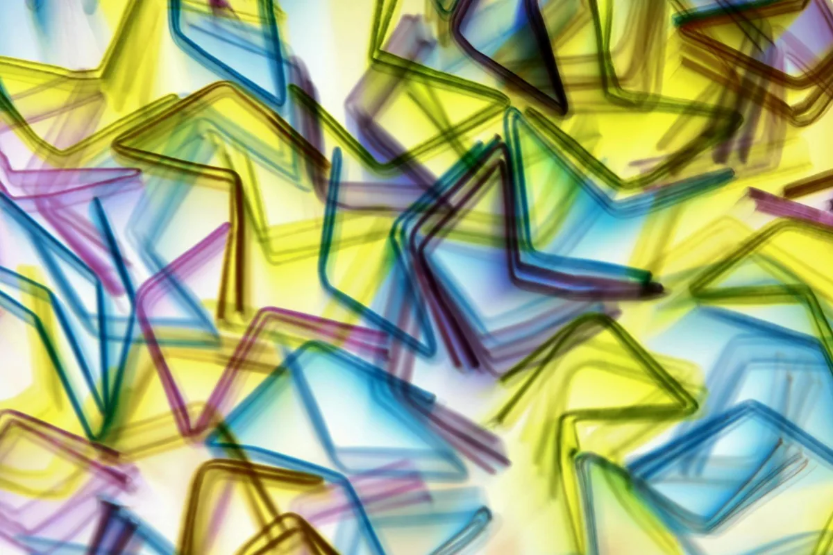 화살표 모양과 모션 블러 효과의 다이나믹 추상 아트