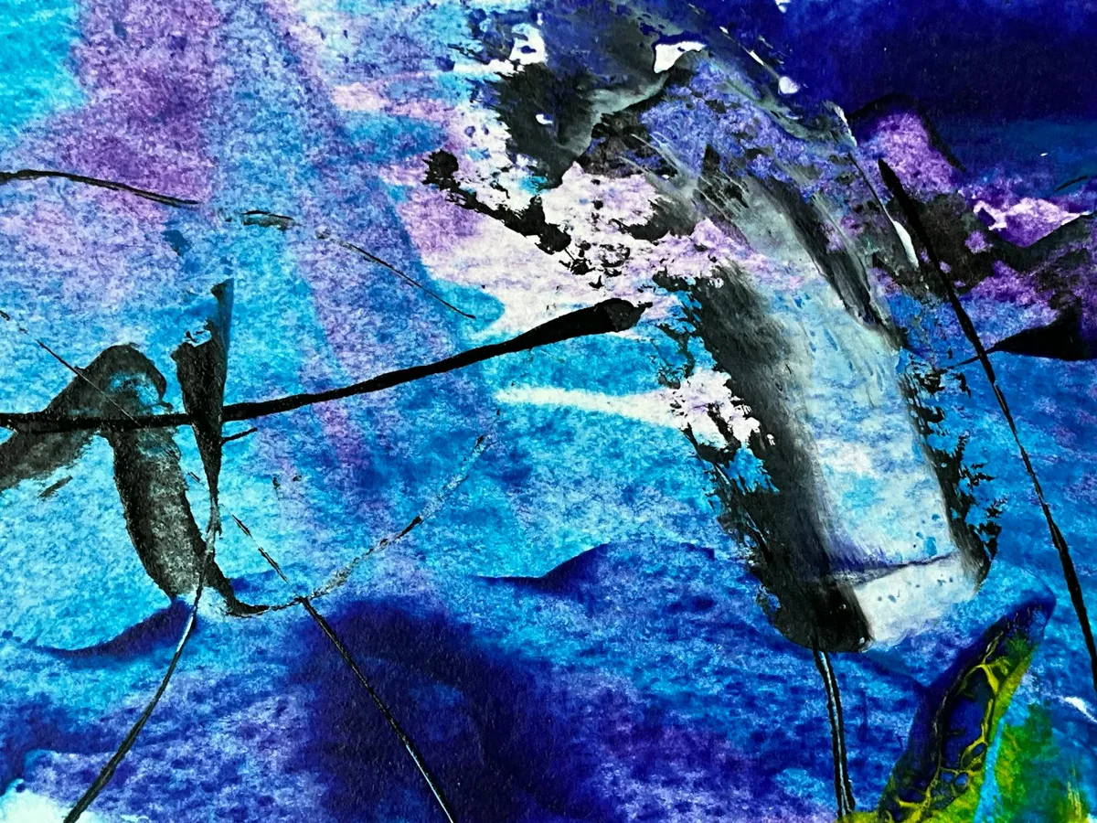 Arte astratta dinamica con blu e viola vibranti, movimento fluido e texture