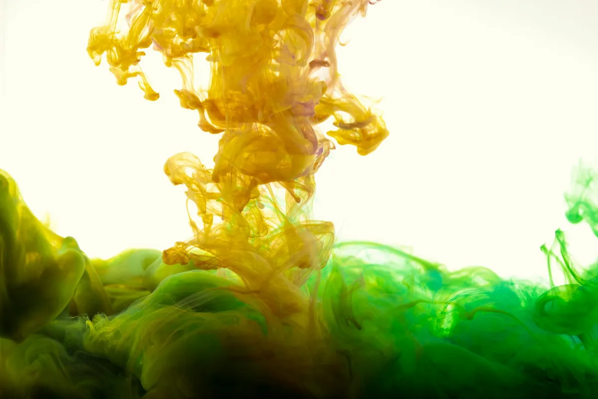 Dynamische Abstraktion mit Gelb-Grün-Tinte in Wasserwirbeln