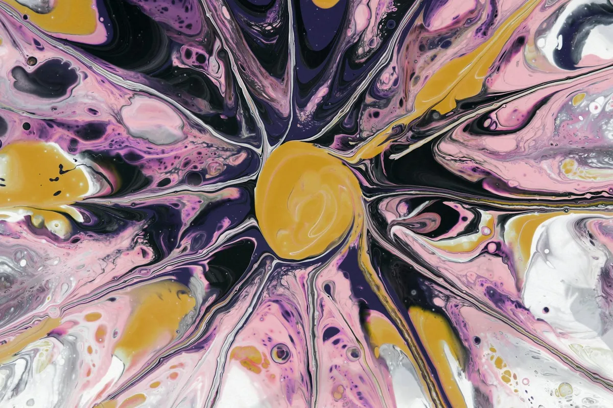 Dynamische abstrakte Fluid-Art mit kräftigen Rosa-, Gelb- und Schwarztönen und Wirbelmustern