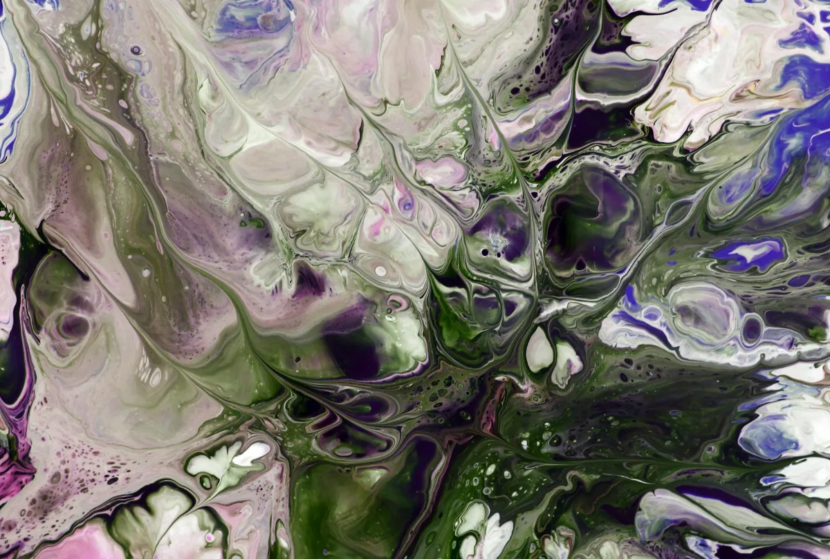 Dynamisches abstraktes Gemälde mit wirbelnden Grün- und Lilatönen wie Naturlandschaften