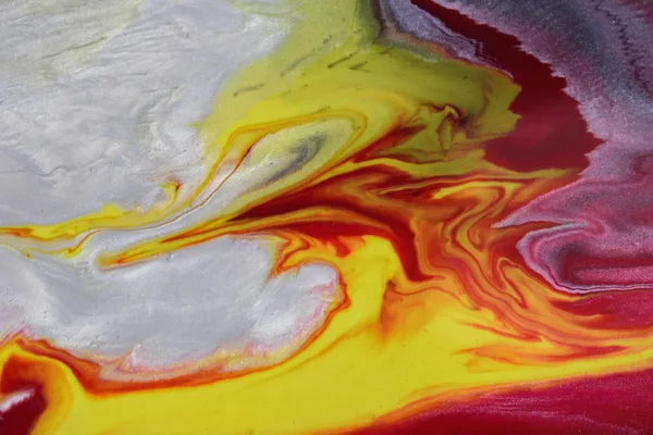 Dipinto astratto con pattern vorticosi in giallo, rosso e bianco.