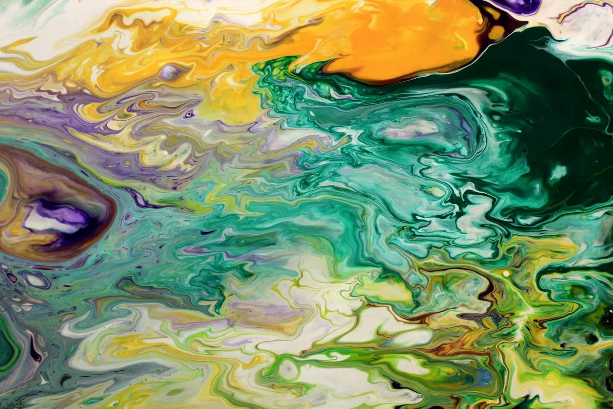 Dipinto astratto con vortici di verde, giallo e viola, arte fluida.