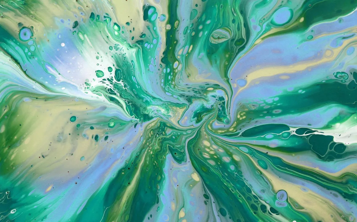 Opera astratta vorticosa con toni verdi e blu e texture fluide
