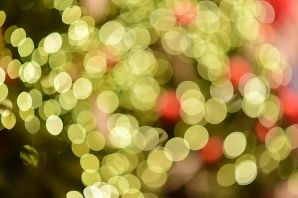 Sfondo astratto festivo con luci bokeh in tonalità calde.