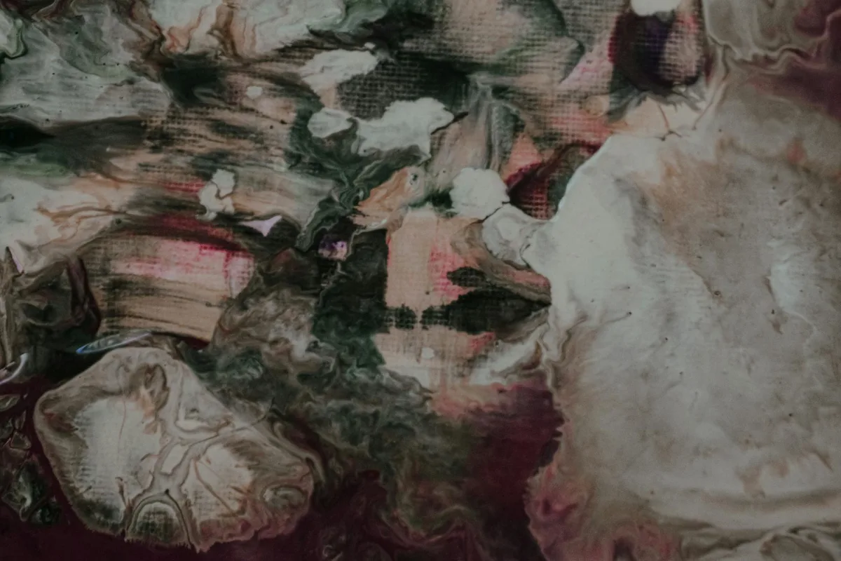 Dall'alto: sfondo astratto con sbavature e macchie di fluidi