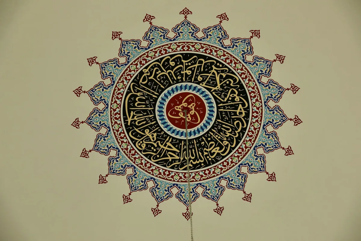 Islamische Kalligraphie schmückt eine Moscheedecke in Ankara, Türkei