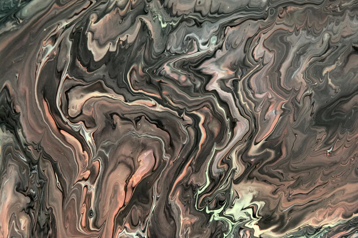 Motivo marmorizzato con tonalità terrose vorticose, texture astratta.