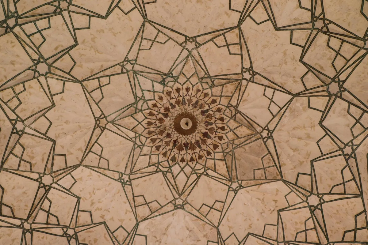 Disegno geometrico islamico intricato su soffitto a New Delhi, India