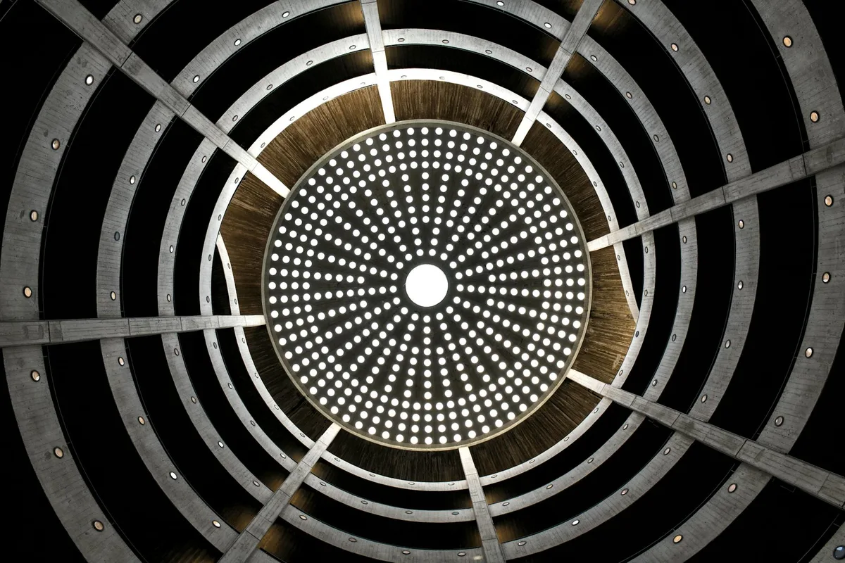 Vista di una scala a chiocciola con elementi di design circolari, geometria architettonica